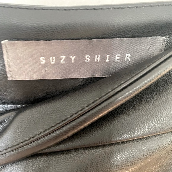 🖤SUZY SHIER🖤 faux leather black skirt .  25 inch long and an X-small. - Picture 5 of 7